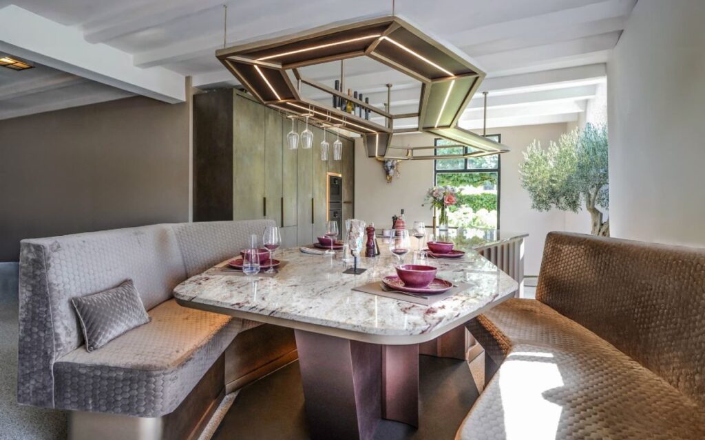 Sfeervolle keuken foto van OCTA model met maatwerk bank en regaal