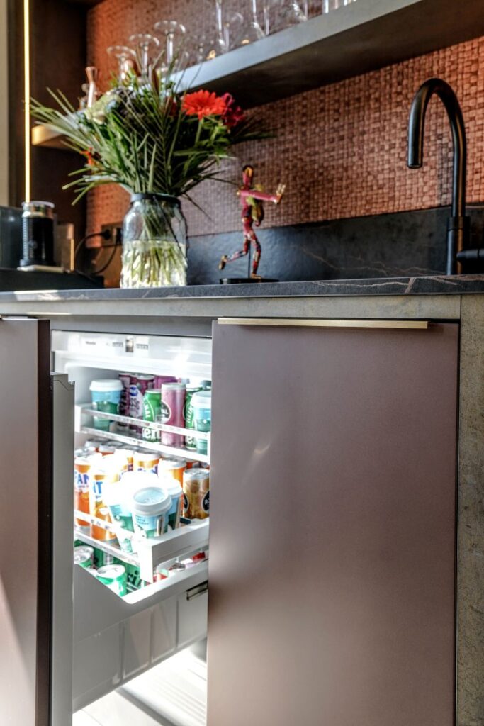 Barkeukentje waarbij koelkast open staat met mooie roze front