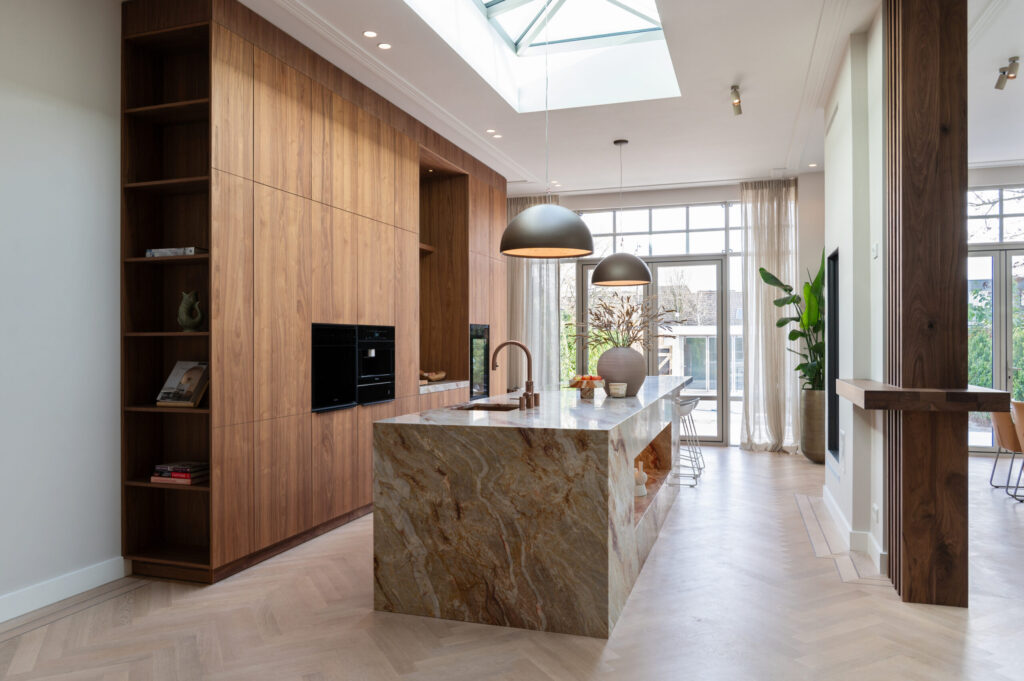 Mereno Milano notenfineer keuken met hoge kastenwand