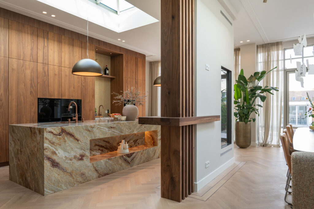 Warme Mereno Milano notenfineer keuken met 3 meter hoge kastenwand