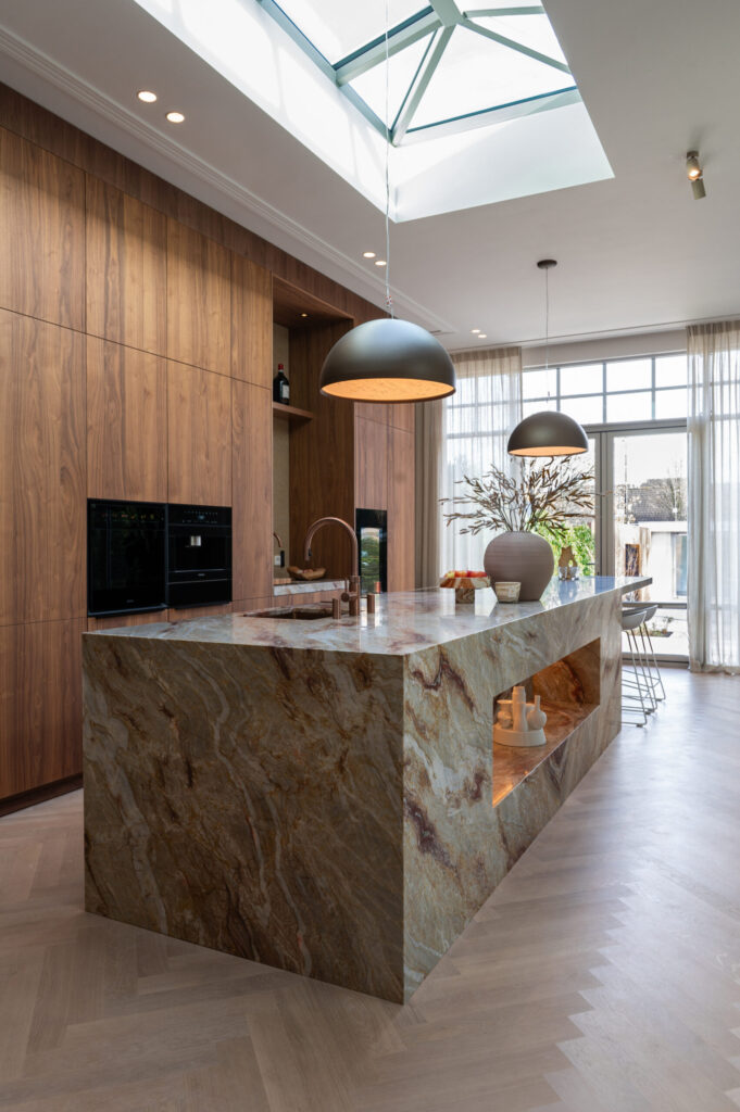 Mereno Milano notenfineer keuken met sfeervol kookeiland