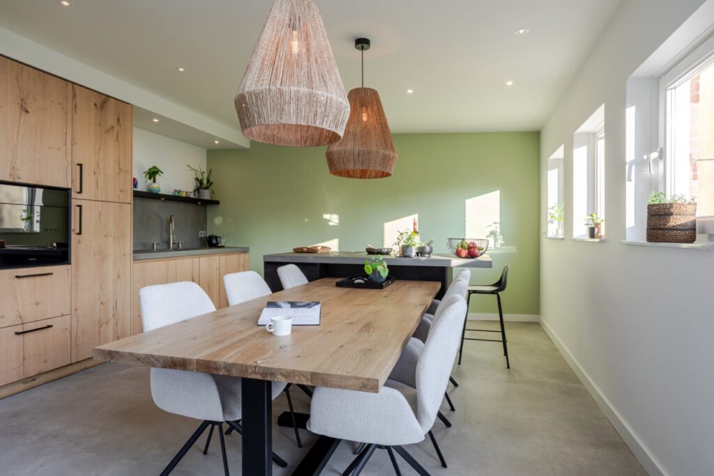 Mereno Lucca Monza keuken met gebeitst wildfineer en zwart kookeiland